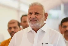 મહારાષ્ટ્રના નેતા માણિકરાવ કોકાટે અને દેવેન્દ્ર ફડણવીસની ફાઈલ ફોટો - મહારાષ્ટ્ર રાજકારણ વિવાદ.