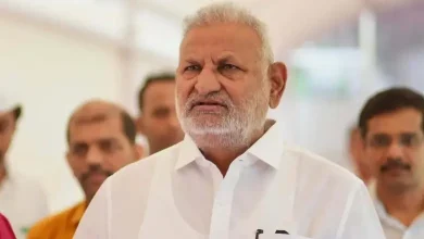 મહારાષ્ટ્રના નેતા માણિકરાવ કોકાટે અને દેવેન્દ્ર ફડણવીસની ફાઈલ ફોટો - મહારાષ્ટ્ર રાજકારણ વિવાદ.