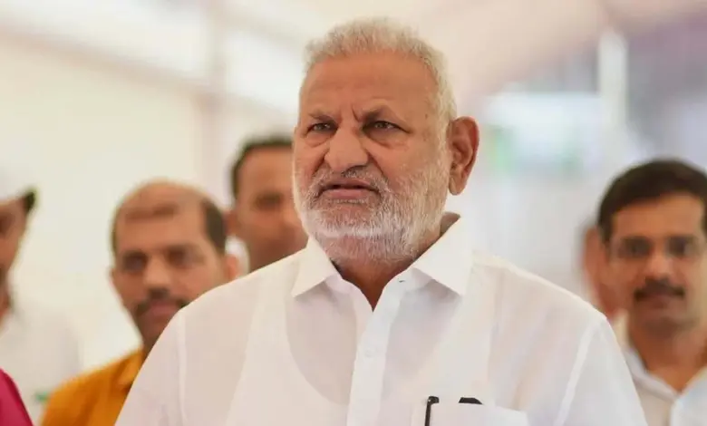 મહારાષ્ટ્રના નેતા માણિકરાવ કોકાટે અને દેવેન્દ્ર ફડણવીસની ફાઈલ ફોટો - મહારાષ્ટ્ર રાજકારણ વિવાદ.