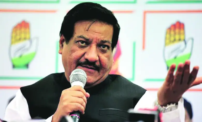 કોંગ્રેસના નેતા પૃથ્વીરાજ ચવ્હાણ પુણેની સભામાં ભાષણ આપી રહ્યા છે