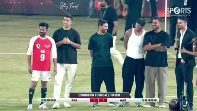 હૈદરાબાદના રાજીવ ગાંધી સ્ટેડિયમમાં બાળકો સાથે હાથ મિલાવતો લિયોનેલ મેસી, પ્રેક્ષકોનું અભિવાદન કરતો મેસી, મેસી ભારતના પ્રવાસે.