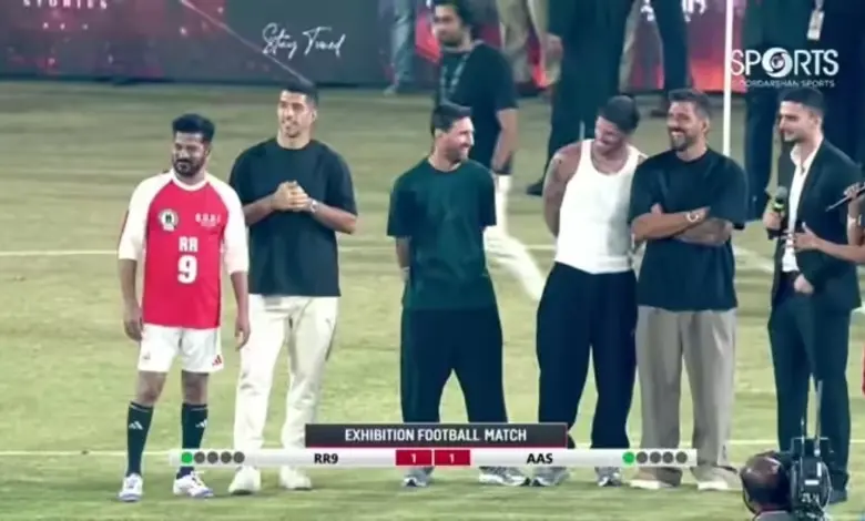 હૈદરાબાદના રાજીવ ગાંધી સ્ટેડિયમમાં બાળકો સાથે હાથ મિલાવતો લિયોનેલ મેસી, પ્રેક્ષકોનું અભિવાદન કરતો મેસી, મેસી ભારતના પ્રવાસે.