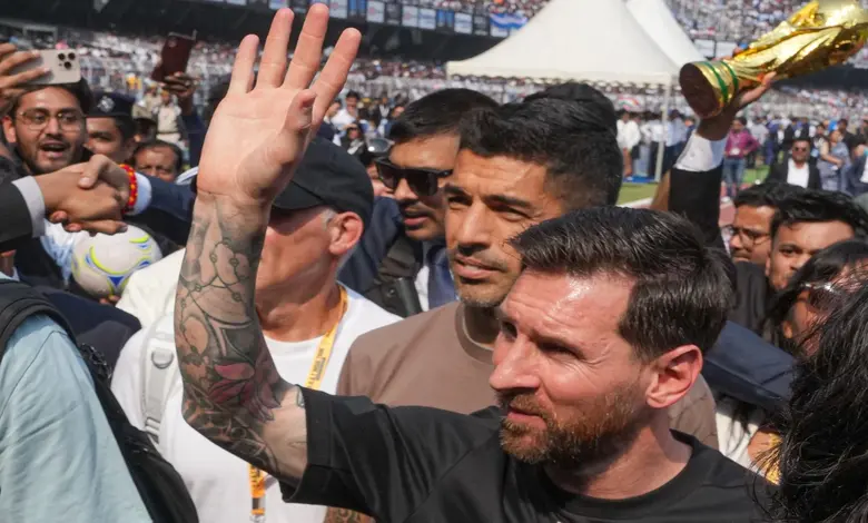 કોલકાતાના સ્ટેડિયમમાં મેસીની મુલાકાત દરમિયાન થયેલી અરાજકતા અને સુરક્ષા વ્યવસ્થાનો અભાવ દર્શાવતું દ્રશ્ય.