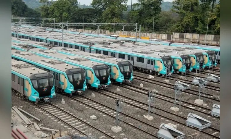 મુંબઈ મેટ્રો વન ટ્રેન ઘાટકોપર સ્ટેશન પર, નવા વર્ષની વિશેષ રાત્રિ સેવાઓની માહિતી.