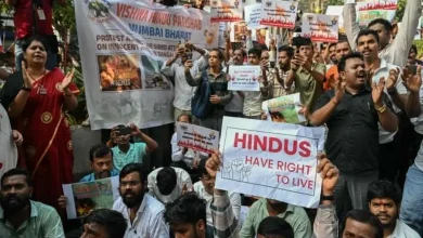 મુંબઈમાં બાંગ્લાદેશ હાઈ કમિશન બહાર ભગવા ધ્વજ સાથે વિરોધ કરી રહેલા કાર્યકરો