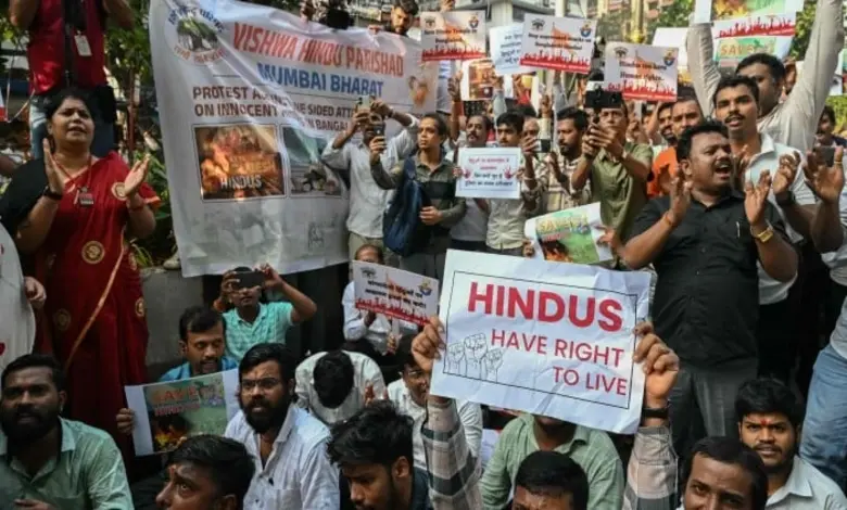 મુંબઈમાં બાંગ્લાદેશ હાઈ કમિશન બહાર ભગવા ધ્વજ સાથે વિરોધ કરી રહેલા કાર્યકરો