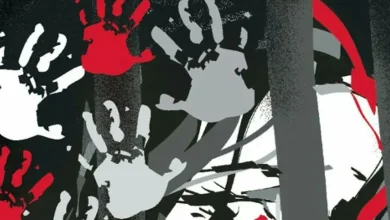 મુંબઈ પોલીસ સ્ટેશનની બહાર ન્યાયની માંગ કરી રહેલા મૂકબધિર પીડિતા અને સામાજિક કાર્યકરો. (અથવા: સાંકેતિક ભાષામાં પોતાની વ્યથા રજૂ કરતી મૂકબધિર મહિલાની પ્રતીકાત્મક તસવીર.)