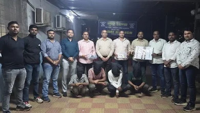 મુંબઈ પોલીસ અને જપ્ત કરાયેલા હથિયારો સાથે પકડાયેલા લૂંટારાની ધરપકડની પ્રતિકાત્મક તસવીર.