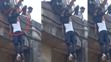 નંદેસરી બ્રિજ પર અકસ્માત બાદ હવામાં લટકી રહેલા યુવકને બચાવતા લોકોનું દ્રશ્ય.