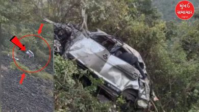 નાસિકમાં 800 ફૂટ ઊંડી ખીણમાં ખાબકેલી ઇનોવા કારના અકસ્માત સ્થળનો દ્રશ્ય, જ્યાં બચાવ કામગીરી ચાલી રહી છે.