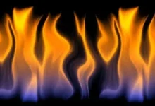 નવી મુંબઈના દિઘા MIDCમાં સુલ્ઝર પંપ કંપનીની ફેકટરીમાં લાગેલી ભીષણ આગનું દૃશ્ય.