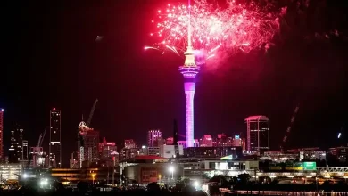 ન્યૂઝીલેન્ડના ઓકલેન્ડ સ્કાય ટાવર પર નવા વર્ષ 2026ની ભવ્ય આતશબાજીનો નજારો.