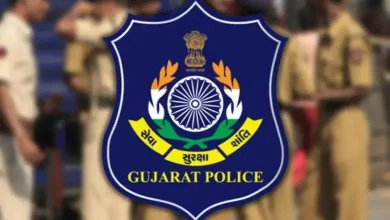 ઓપરેશન કારાવાસ હેઠળ ઝડપાયેલા આરોપીઓની પૃષ્ઠભૂમિમાં ગુજરાત પોલીસનો લોગો
