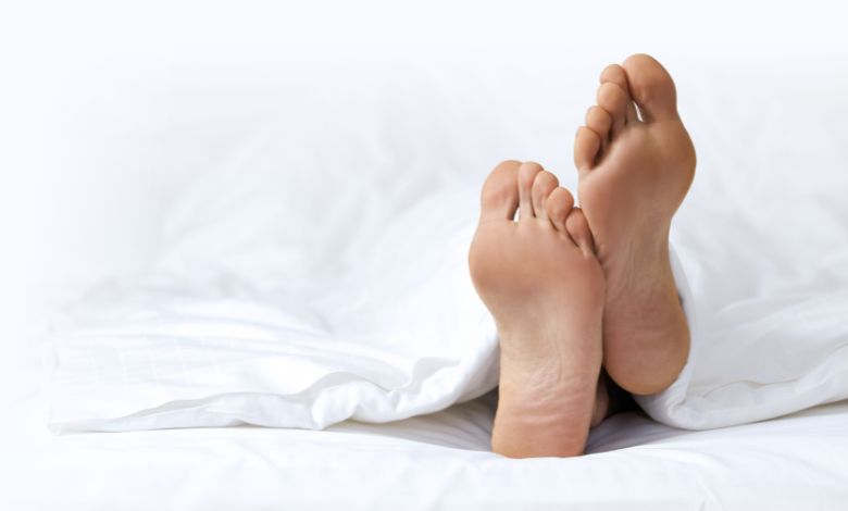 Do you also have the habit of sleeping with one leg out of the blanket or sheet? You'll be surprised to know the reason...