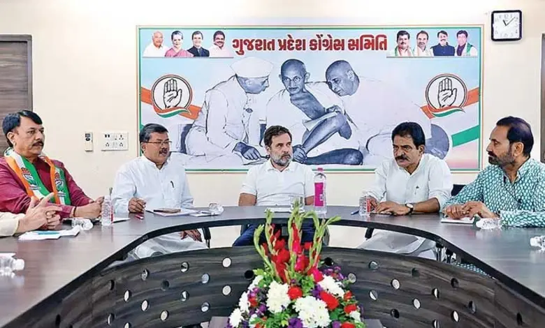 કોંગ્રેસના 'નશામુક્ત ગુજરાત' અભિયાનનું પોસ્ટર, જેમાં હેલ્પલાઇન નંબર અને મહિલા કાર્યકર્તાઓની 'જનતા રેડ'ની ચીમકી દર્શાવવામાં આવી છે.