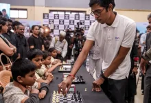ધારાવીમાં ચેસ ચૅમ્પિયનશિપ દરમિયાન બાળકોને પ્રોત્સાહિત કરતા ગ્રેન્ડમાસ્ટર આર. પ્રજ્ઞાનાનંદ.