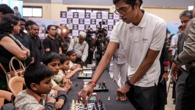 ધારાવીમાં ચેસ ચૅમ્પિયનશિપ દરમિયાન બાળકોને પ્રોત્સાહિત કરતા ગ્રેન્ડમાસ્ટર આર. પ્રજ્ઞાનાનંદ.