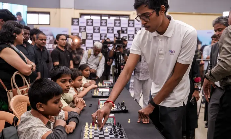 ધારાવીમાં ચેસ ચૅમ્પિયનશિપ દરમિયાન બાળકોને પ્રોત્સાહિત કરતા ગ્રેન્ડમાસ્ટર આર. પ્રજ્ઞાનાનંદ.