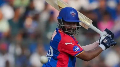 પૃથ્વી શૉ દિલ્હી કેપિટલ્સની જર્સીમાં અને અક્ષર પટેલ સાથેની તસવીર.