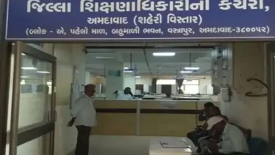 અમદાવાદ DEO કચેરી બહાર NSUI કાર્યકરોનું વિરોધ પ્રદર્શન.