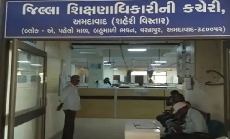 અમદાવાદ DEO કચેરી બહાર NSUI કાર્યકરોનું વિરોધ પ્રદર્શન.