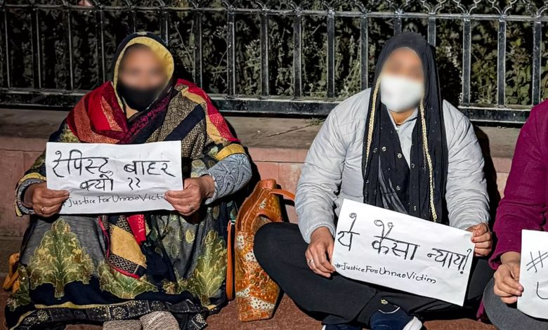 બળાત્કારી કુલદીપ સેંગરના જામીન સામે દિલ્હી હાઈકોર્ટ બહાર વિરોધ પ્રદર્શન;