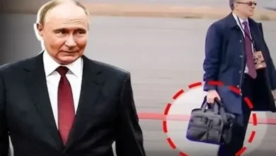 નવી દિલ્હીમાં ભારતીય અને રશિયન સુરક્ષાકર્મીઓ વ્લાદિમીર પુતિનના આગમન પહેલા હાઈ-સિક્યોરિટી એલર્ટ દરમિયાન પેટ્રોલિંગ કરી રહ્યા છે.