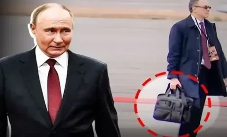 નવી દિલ્હીમાં ભારતીય અને રશિયન સુરક્ષાકર્મીઓ વ્લાદિમીર પુતિનના આગમન પહેલા હાઈ-સિક્યોરિટી એલર્ટ દરમિયાન પેટ્રોલિંગ કરી રહ્યા છે.