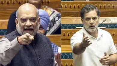 રામલીલા મેદાનમાં કોંગ્રેસની રેલીમાં આક્રમક ભાષણ આપતા રાહુલ ગાંધી, સાથે કોંગ્રેસના નેતાઓ.