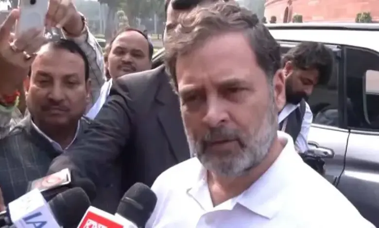 રશિયાના રાષ્ટ્રપ્રમુખ વ્લાદિમીર પુતિનની ભારત મુલાકાત દરમિયાન વિપક્ષના નેતા રાહુલ ગાંધીએ સરકાર પર પ્રહાર કરતા કહ્યું કે વિદેશી પ્રતિનિધિઓની વિપક્ષ સાથે મુલાકાત ન કરાવવી તે સરકારની નીતિ છે.