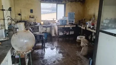 રાજસ્થાન ડ્રગ્સ ફેક્ટરી રેઇડ: પોલીસ અધિકારીઓ દ્વારા જપ્ત કરાયેલું 10 કિલો મેફેડ્રોન ડ્રગ્સ, કેમિકલ્સ અને મશીનરી