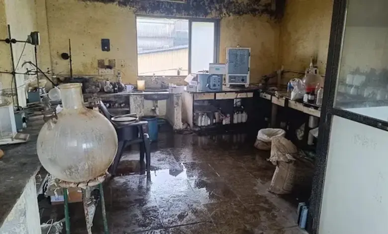 રાજસ્થાન ડ્રગ્સ ફેક્ટરી રેઇડ: પોલીસ અધિકારીઓ દ્વારા જપ્ત કરાયેલું 10 કિલો મેફેડ્રોન ડ્રગ્સ, કેમિકલ્સ અને મશીનરી