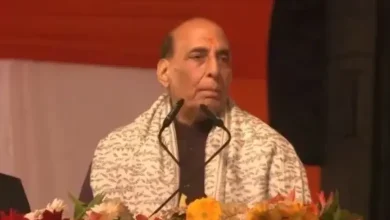 અયોધ્યા રામ મંદિરમાં સંરક્ષણ મંત્રી રાજનાથ સિંહ શ્રદ્ધાંજલિ અર્પણ કરી રહ્યા છે અને સભાને સંબોધિત કરી રહ્યા છે.