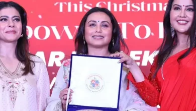 રાની મુખરજીને 'એક્સેલન્સ ઇન વુમન એમ્પાવરમેન્ટ' એવોર્ડ આપતા આસિફ ભામલા અને BMC અધિકારીઓ.