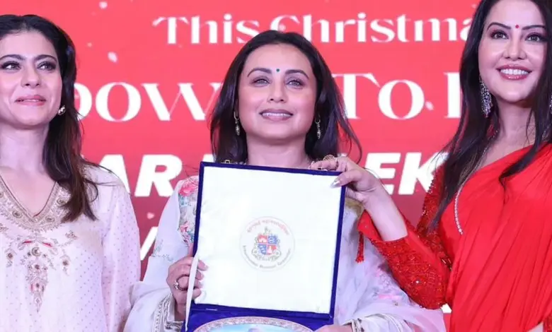 રાની મુખરજીને 'એક્સેલન્સ ઇન વુમન એમ્પાવરમેન્ટ' એવોર્ડ આપતા આસિફ ભામલા અને BMC અધિકારીઓ.