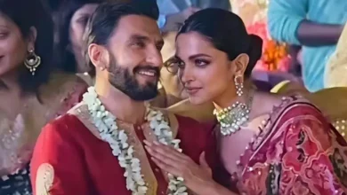 લાલ રંગના મેચિંગ આઉટફિટમાં રણવીર સિંહ અને દીપિકા પદુકોણ, દીપિકાએ રણવીર સાથે ઓરીની સ્ટાઈલમાં પોઝ આપ્યો.