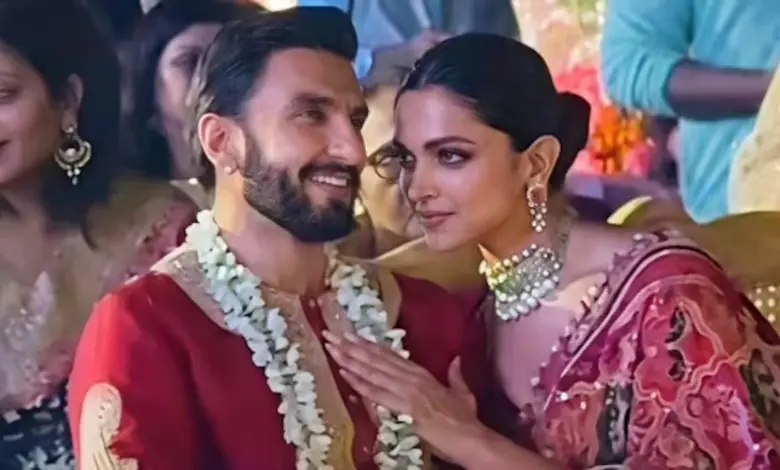 લાલ રંગના મેચિંગ આઉટફિટમાં રણવીર સિંહ અને દીપિકા પદુકોણ, દીપિકાએ રણવીર સાથે ઓરીની સ્ટાઈલમાં પોઝ આપ્યો.