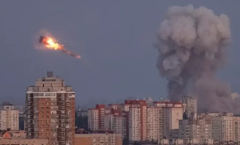 રશિયા દ્વારા યુક્રેન પર કરાયેલો મોટો ડ્રોન હુમલો, જેમાં ડ્રોન અને મિસાઇલોથી નુકસાન થયું છે