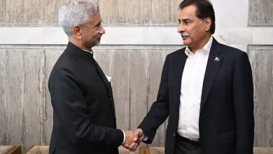 ઢાકામાં ખાલિદા ઝિયાના અંતિમસંસ્કાર વખતે એસ. જયશંકર અને પાકિસ્તાની નેતા સરદાર અયાઝ સાદિકની મુલાકાત.