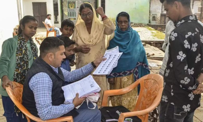 અમદાવાદઃ રાજ્યમાં હાલ મતદાર યાદીને લઈ SIRની કામગીરી લગભગ પૂર્ણ થવા આવી છે. આ દરમિયાન એક ચોંકાવનારી વાત સામે આવી છે. રાજ્યના ચાર જિલ્લામાં કુલ મતદારો પૈકીના એક તૃતીયાંશ કરતા વધુ મૃત મતદારો નોંધાયા છે. જેમાં અમદાવાદ, વડોદરા, સુરત અને રાજકોટનો સમાવેશ થાય છે.