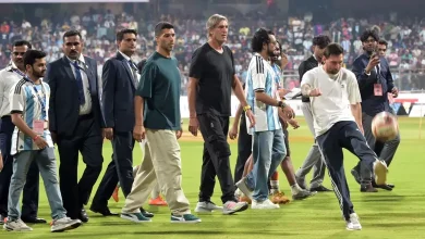 સચિન તેંડુલકર લિયોનેલ મેસીને 10 નંબરની જર્સી અર્પણ કરી રહ્યા છે, મુંબઈના વાનખેડે સ્ટેડિયમમાં એક ખાસ કાર્યક્રમ દરમિયાન.