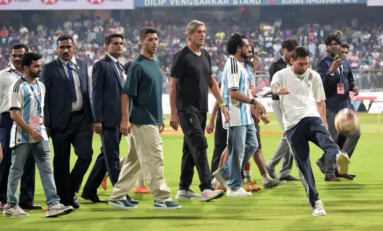 સચિન તેંડુલકર લિયોનેલ મેસીને 10 નંબરની જર્સી અર્પણ કરી રહ્યા છે, મુંબઈના વાનખેડે સ્ટેડિયમમાં એક ખાસ કાર્યક્રમ દરમિયાન.