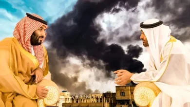 યમનના મુકલ્લા બંદર પર સાઉદી અરેબિયાના હુમલા બાદ ધુમાડાના ગોટેગોટા અને મિડલ ઈસ્ટ તણાવના દ્રશ્યો.