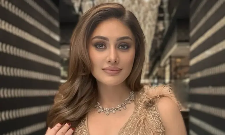 પ્રખ્યાત ગીત 'કાંટા લગા' ની અભિનેત્રી શેફાલી ઝરીવાલાનો પોર્ટ્રેટ ફોટો.