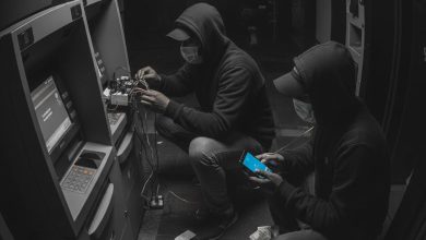 સ્માર્ટ એટીએમ ચોરોએ તો પોલીસ અને નિષ્ણાતોને પણ ગોટે ચડાવ્યા એટીએમ મશીનના પાવર સોકેટમાં પોતાનું એડોપ્ટર નાખી રોકડ મશીનમાં અટકાવી દેતા ને કસ્ટમરના ગયા પછી કૅશ-બૉક્સનું કવર તારથી કાઢીને રૂપિયા લઈ લેતા