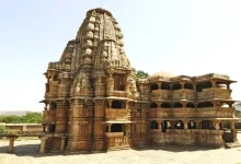 રાજસ્થાનના ડુંગરપુર નજીક સોમ નદી કિનારે આવેલું હજાર વર્ષ જૂનું સોમનાથ મંદિર