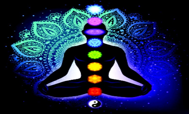 ધ્યાનમુદ્રામાં બેઠેલા શિષ્ય પર ગુરુ આશીર્વાદ સ્વરૂપે શક્તિપાત કરી રહ્યા છે, જે કુંડલિની જાગૃતિનું પ્રતીક છે.