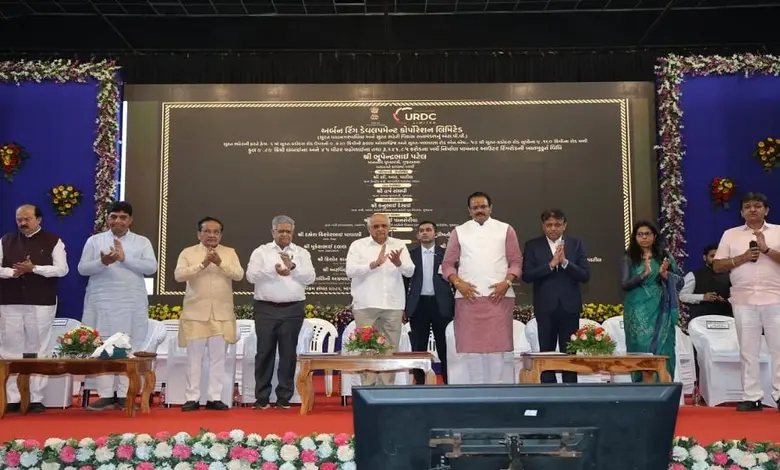 સુરત વિકાસના કામોના લોકાર્પણ અને ખાતમુહૂર્ત પ્રસંગે મુખ્યપ્રધાન ભૂપેન્દ્ર પટેલ અને અન્ય મહાનુભાવો