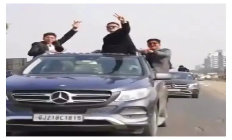 સુરતમાં મર્સિડીઝ કારથી સ્ટંટ કરતો વાયરલ વીડિયોનો સ્ક્રીનશોટ