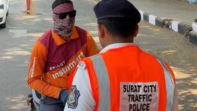 સુરત ટ્રાફિક પોલીસ: નિયમ ભંગ કરનાર 2,958 વાહનચાલકો સામે કાર્યવાહી કરતી વખતે પોલીસ અધિકારીનો ફોટો